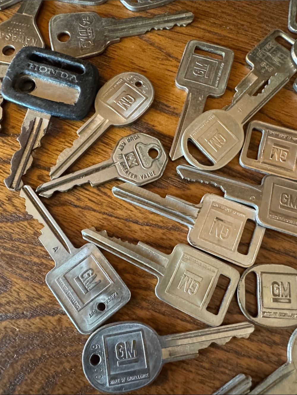 72 Vintage Assorted Brass, Aluminum & Steel Car Key Lot - Picture 5 of 6